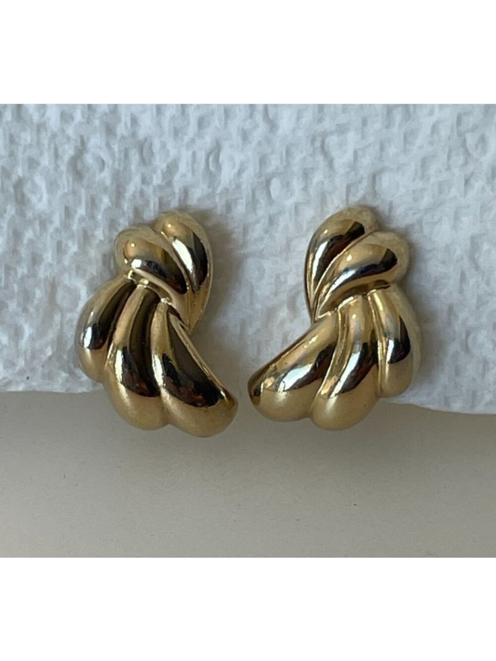 Vintage Crown Trifari Gold Tone Fluted Shrimp Twisted Knot Clip On Earrings